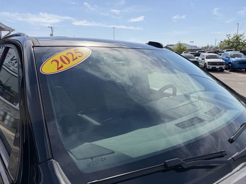 Used 2025 GMC Yukon XL AT4 w/ AT4 Premium Plus Package AWD/4WD image 74