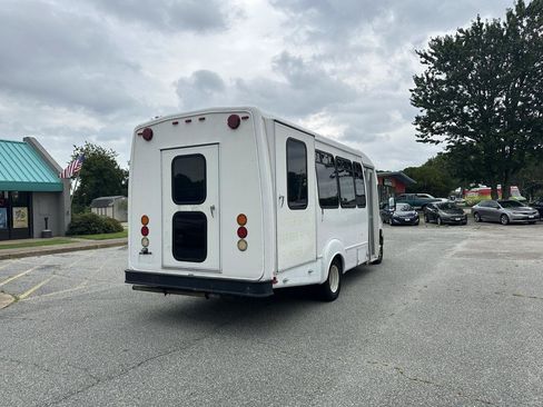 Used 2012 Ford E-450 and Econoline 450 Super Duty w/ Shuttle Bus Prep Pkg RWD image 4