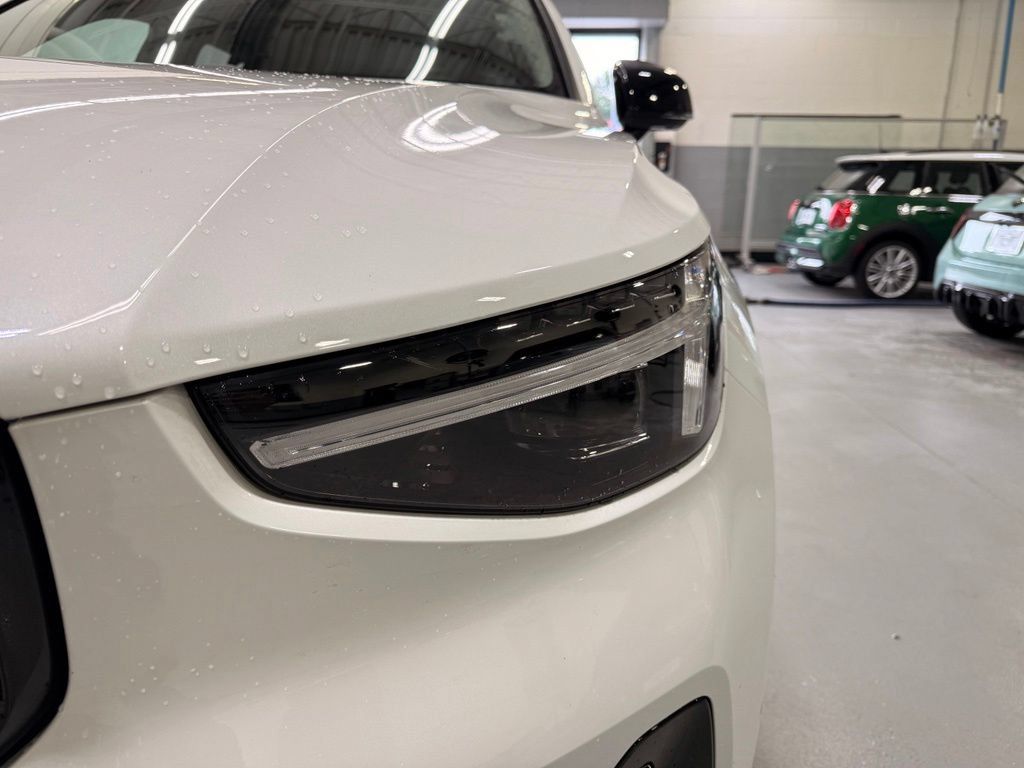 Used 2026 Volvo XC40 B5 Plus AWD/4WD image 9
