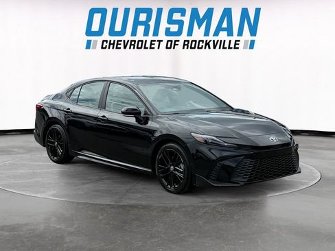 Used 2025 Toyota Camry SE FWD image 1