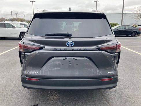 Used 2025 Toyota Sienna XLE w/ XLE Plus Package image 4