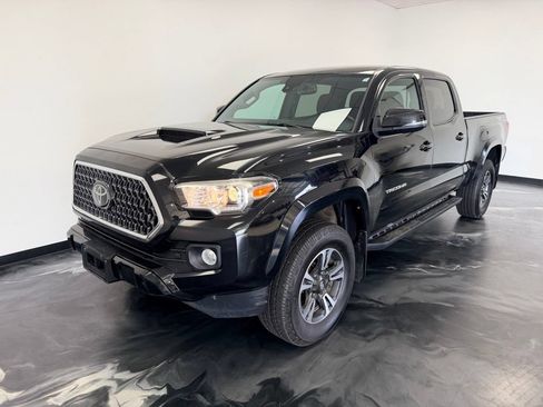 Used 2018 Toyota Tacoma TRD Sport AWD/4WD image 3