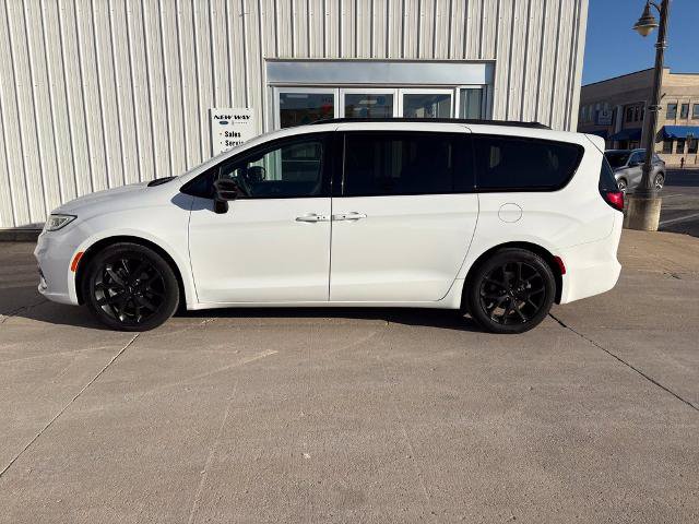 Used 2025 Chrysler Pacifica Limited FWD image 3