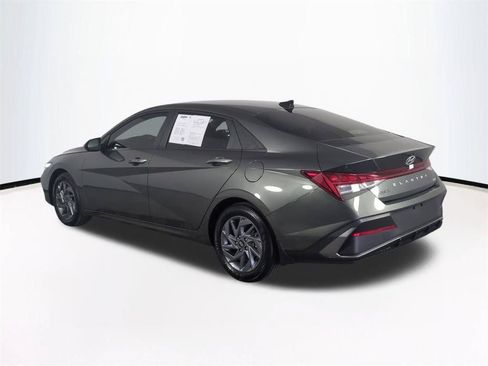 Used 2025 Hyundai Elantra Hybrid FWD image 7