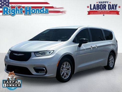 Used 2024 Chrysler Pacifica Touring-L FWD image 1