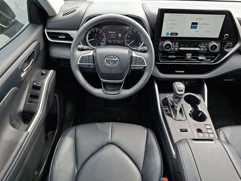 Used 2024 Toyota Highlander XLE FWD image 14