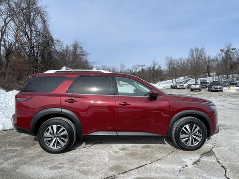 Used 2023 Nissan Pathfinder SL image 2