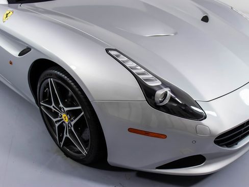Used 2016 Ferrari California T image 12