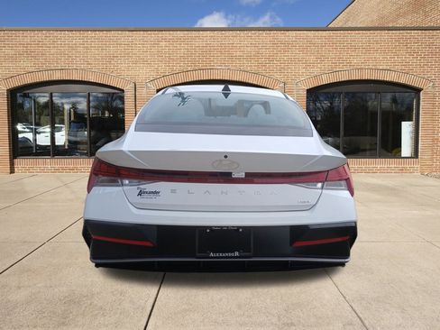 New 2025 Hyundai Elantra Limited image 4