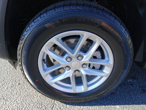 New 2025 Jeep Grand Cherokee Laredo X image 9