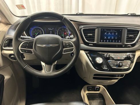 Used 2018 Chrysler Pacifica Touring-L FWD image 13