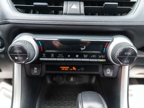 Used 2021 Toyota RAV4 XLE AWD/4WD image 28