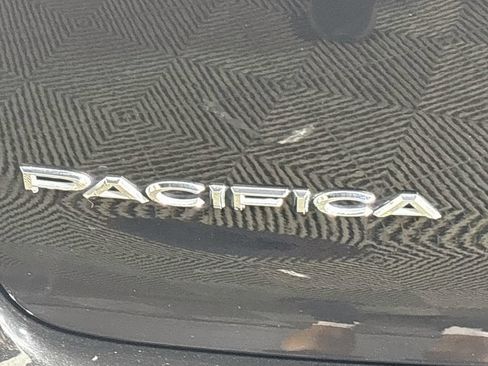 Used 2023 Chrysler Pacifica Limited FWD image 24