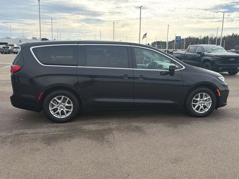 Used 2024 Chrysler Pacifica Touring-L image 6