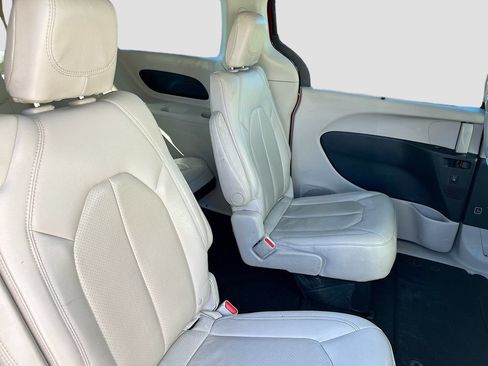 Used 2018 Chrysler Pacifica Touring-L Plus FWD image 29
