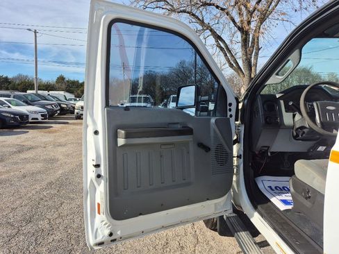 Used 2012 Ford F550 4x4 Crew Cab Super Duty w/ Payload Upgrade Pkg image 9