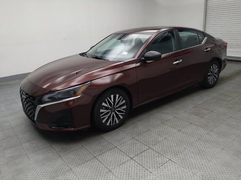 Used 2024 Nissan Altima 2.5 SV FWD image 2