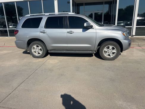 Used 2019 Toyota Sequoia SR5 RWD image 7