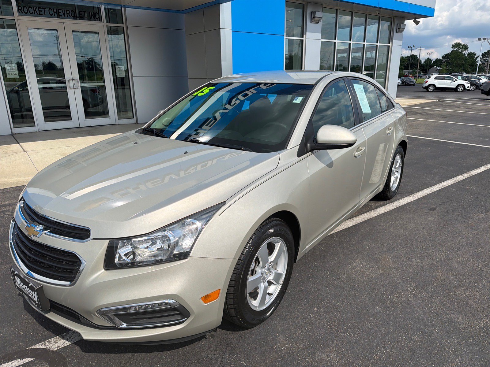 Used 2015 Chevrolet Cruze LT w/ Technology Package FWD image 9