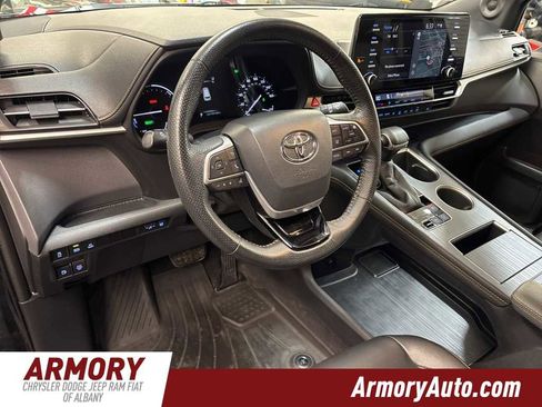 Used 2022 Toyota Sienna XLE Woodland Edition image 9