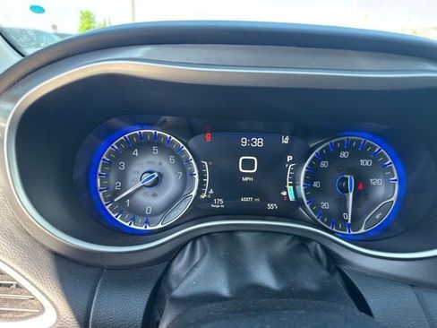 Used 2024 Chrysler Pacifica Touring-L FWD image 12