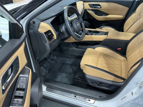 Used 2023 Nissan Rogue Platinum w/ Platinum Premium Package image 3