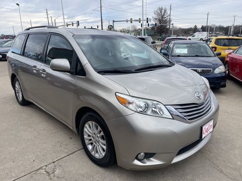 Used 2016 Toyota Sienna Limited image 6