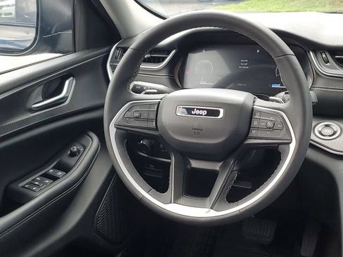 Used 2023 Jeep Grand Cherokee Laredo w/ Luxury Tech Group I AWD/4WD image 24