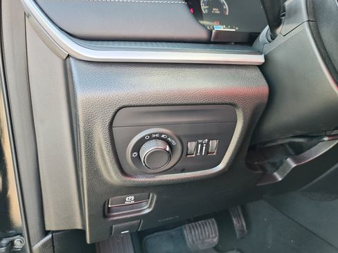 Used 2025 Jeep Grand Cherokee Altitude AWD/4WD image 23