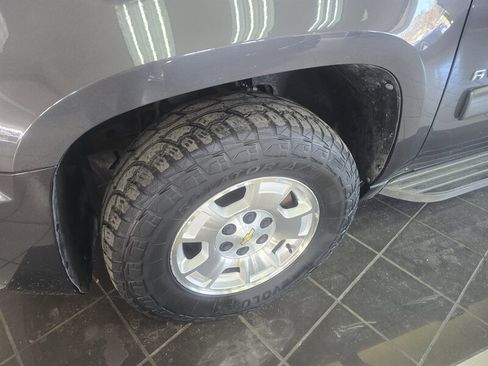 Used 2011 Chevrolet Avalanche LS image 30