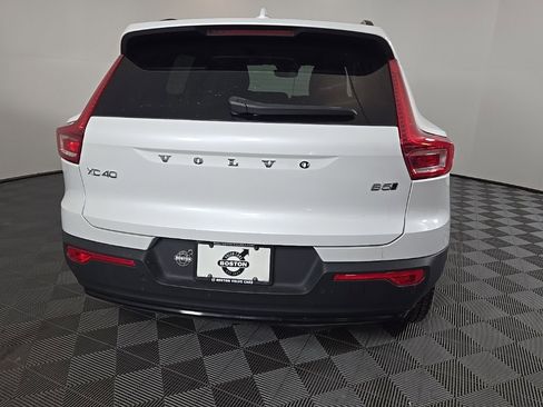 Certified 2024 Volvo XC40 B5 Core image 9