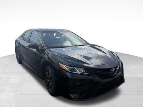 Used 2018 Toyota Camry SE w/ Moonroof Package image 2