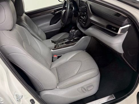 Used 2021 Toyota Highlander Limited image 29