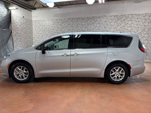 Used 2024 Chrysler Pacifica Touring-L image 4