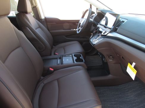 New 2026 Honda Odyssey Touring image 7