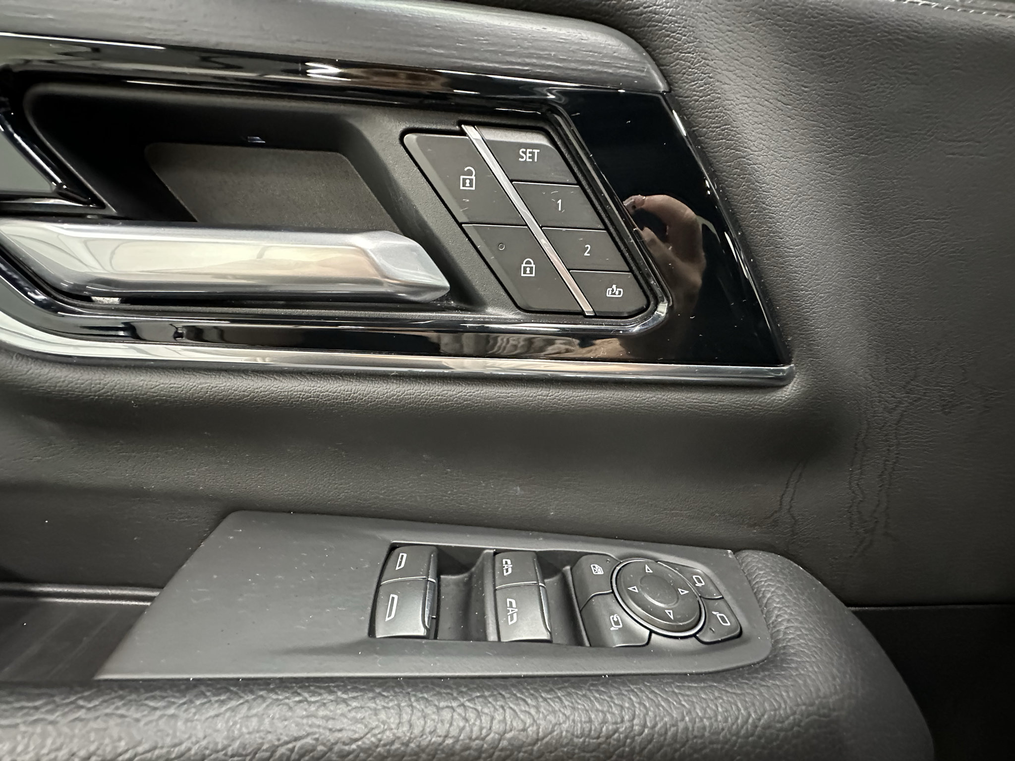 Used 2025 GMC Yukon Denali AWD/4WD image 25