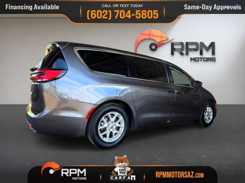 Used 2023 Chrysler Pacifica Touring-L FWD image 6