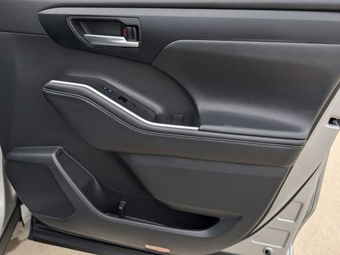 Used 2023 Toyota Highlander XSE FWD image 37