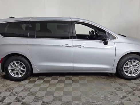 New 2026 Chrysler Pacifica Select FWD image 8