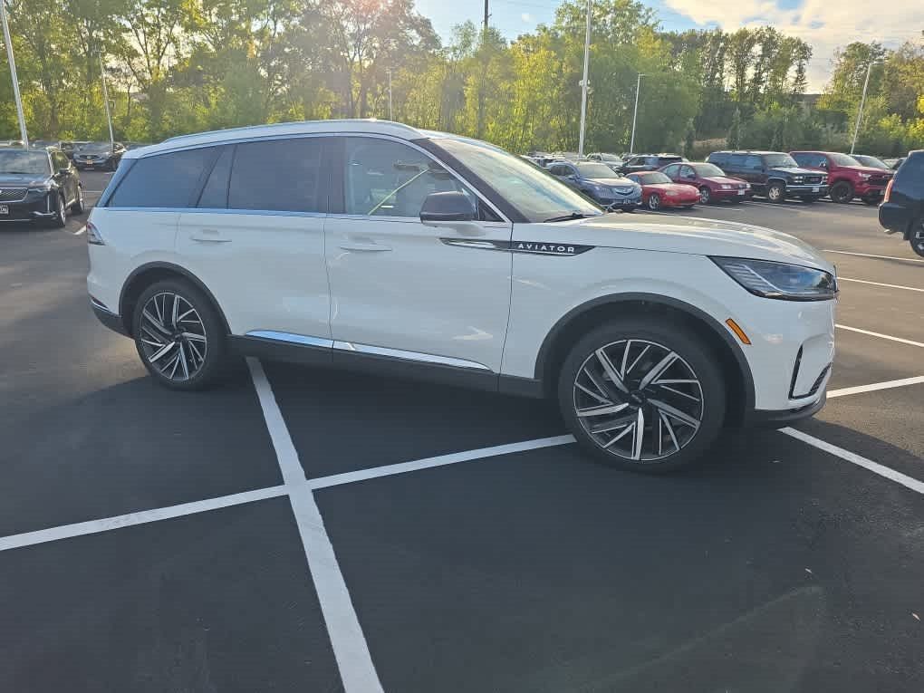 Used 2025 Lincoln Aviator Reserve w/ Equipment Group 201A AWD/4WD image 2