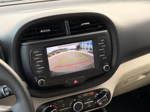 Used 2020 Kia Soul LX FWD image 32