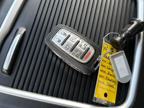Used 2024 Chrysler Pacifica Touring-L FWD image 29