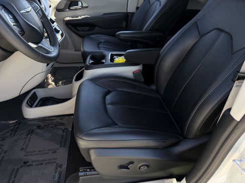 Used 2024 Chrysler Pacifica Touring-L FWD image 10