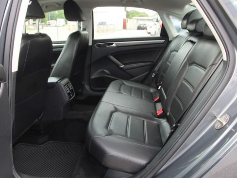 Used 2018 Volkswagen Passat 2.0T SE FWD image 11