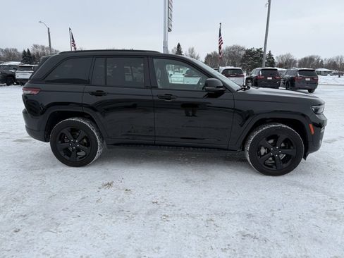Used 2024 Jeep Grand Cherokee Limited w/ Black Appearance Package image 9