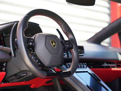 Used 2021 Lamborghini Huracan EVO RWD image 23
