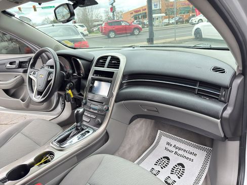 Used 2017 Chevrolet Cruze LT w/ Convenience Package image 19