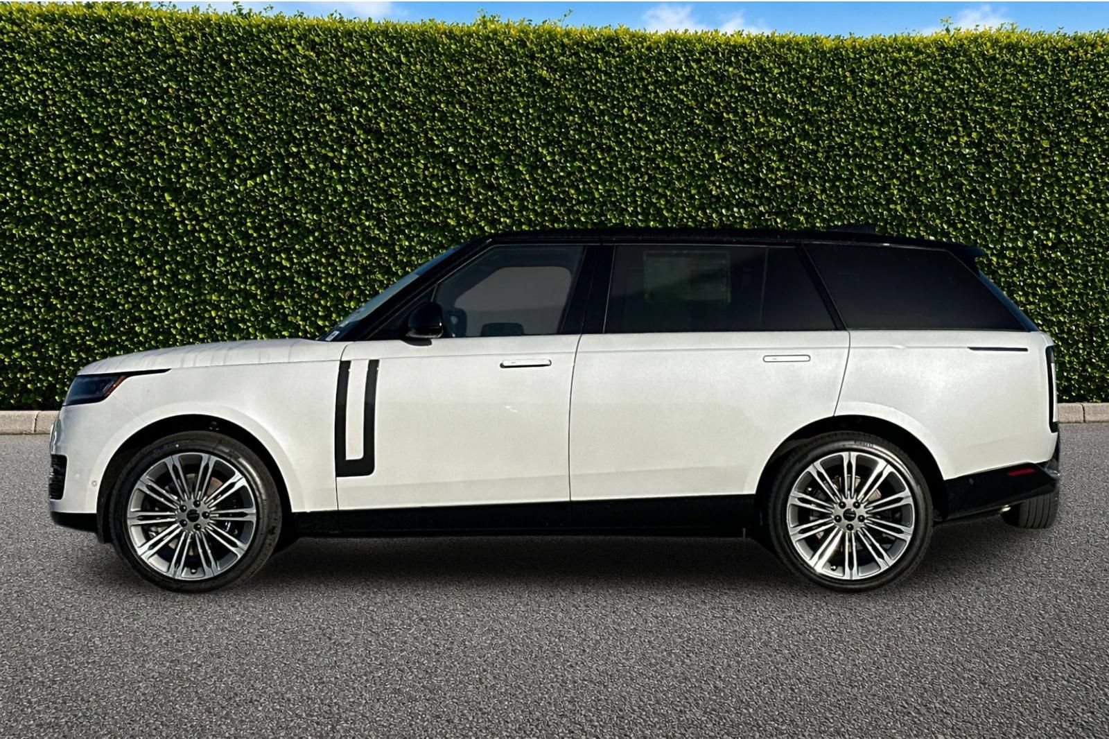 New 2026 Land Rover Range Rover Long Wheelbase SE AWD/4WD image 3