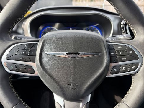 Used 2025 Chrysler Pacifica Select image 30