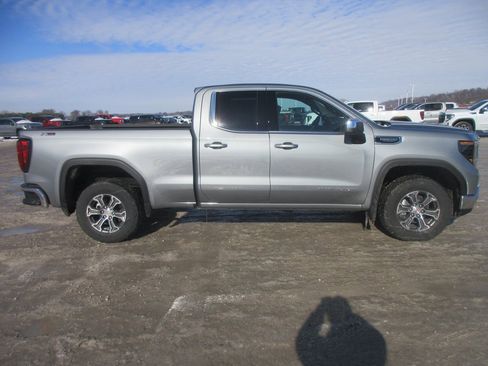 New 2026 GMC Sierra 1500 SLE image 3